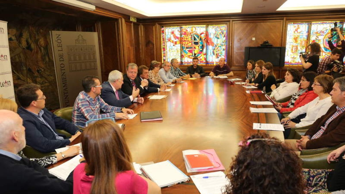 El Ayuntamiento se reunió con los directores de los colegios. DL