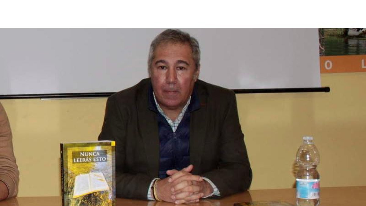 Joaquín S. Torné, con su libro. CAMPOS