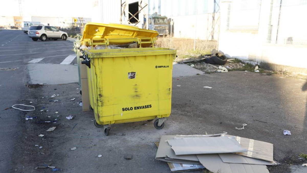 La basura y la suciedad se suceden en las calles del polígono industrial. MARCIANO PÉREZ