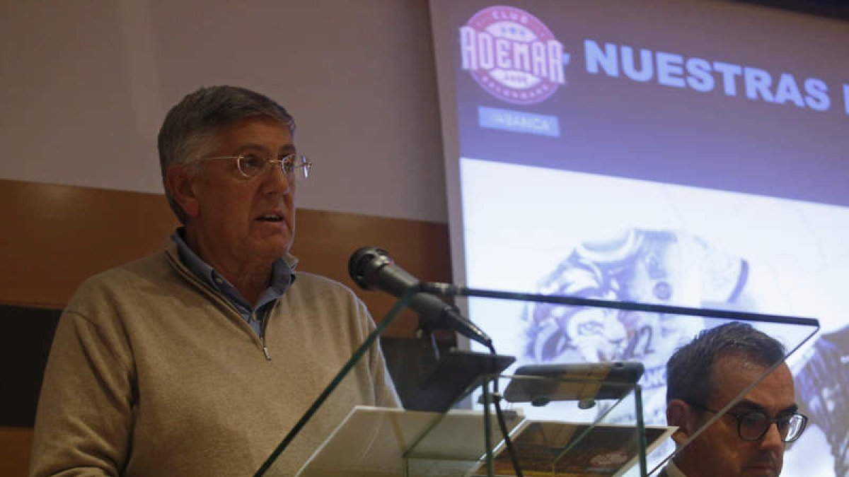 Cayetano Franco presidió la asamblea general del Ademar, que se celebró en la sede principal de Abanca en León. FERNANDO OTERO