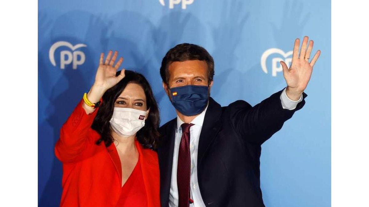Isabel Díaz Ayuso y Pablo Casado celebran la victoria electoral en Madrid la noche del 4 de mayo. MARISCAL