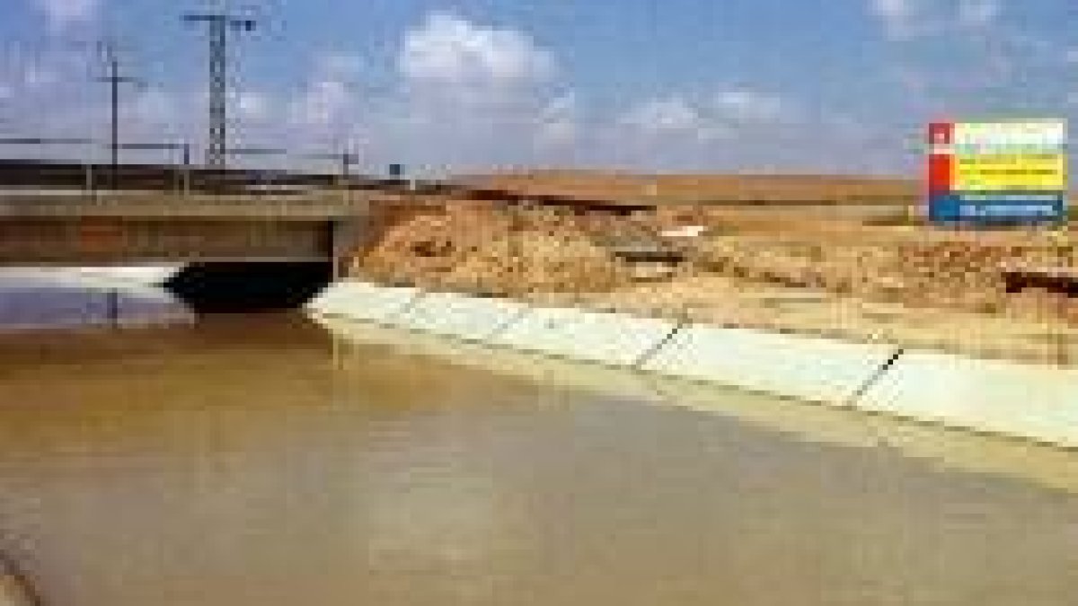 Canal que lleva agua de Riaño a Palencia y Valladolid