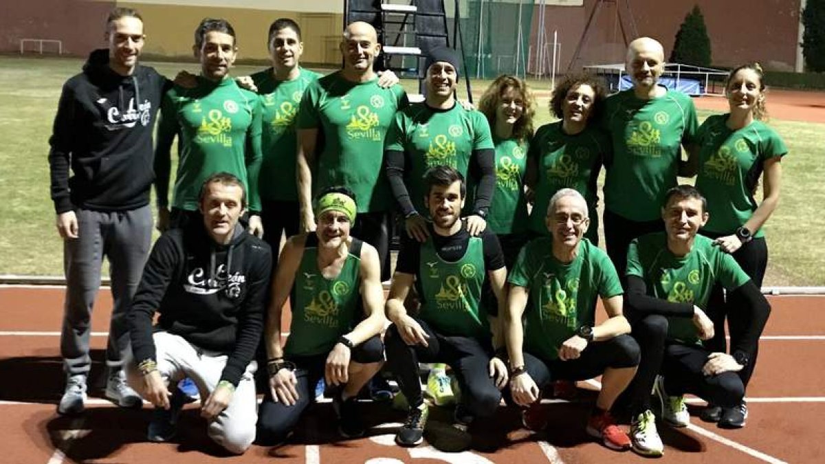 Los integrantes de León Corre que acudirán a Sevilla liderados por Villacorta y Álvaro Gutiérrez. DL