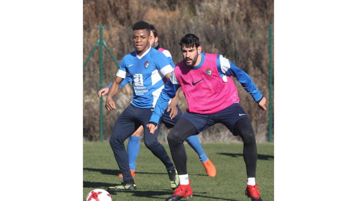 Álvaro Moreno podría volver al once blanquiazul para sustituir al sancionado Jon García. L. DE LA MATA