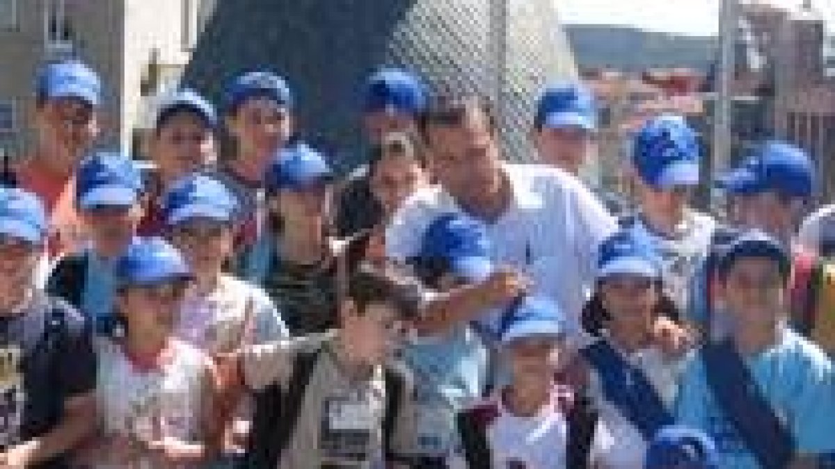 El alcalde enseña a los niños las vistas desde la terraza del Ayuntamiento