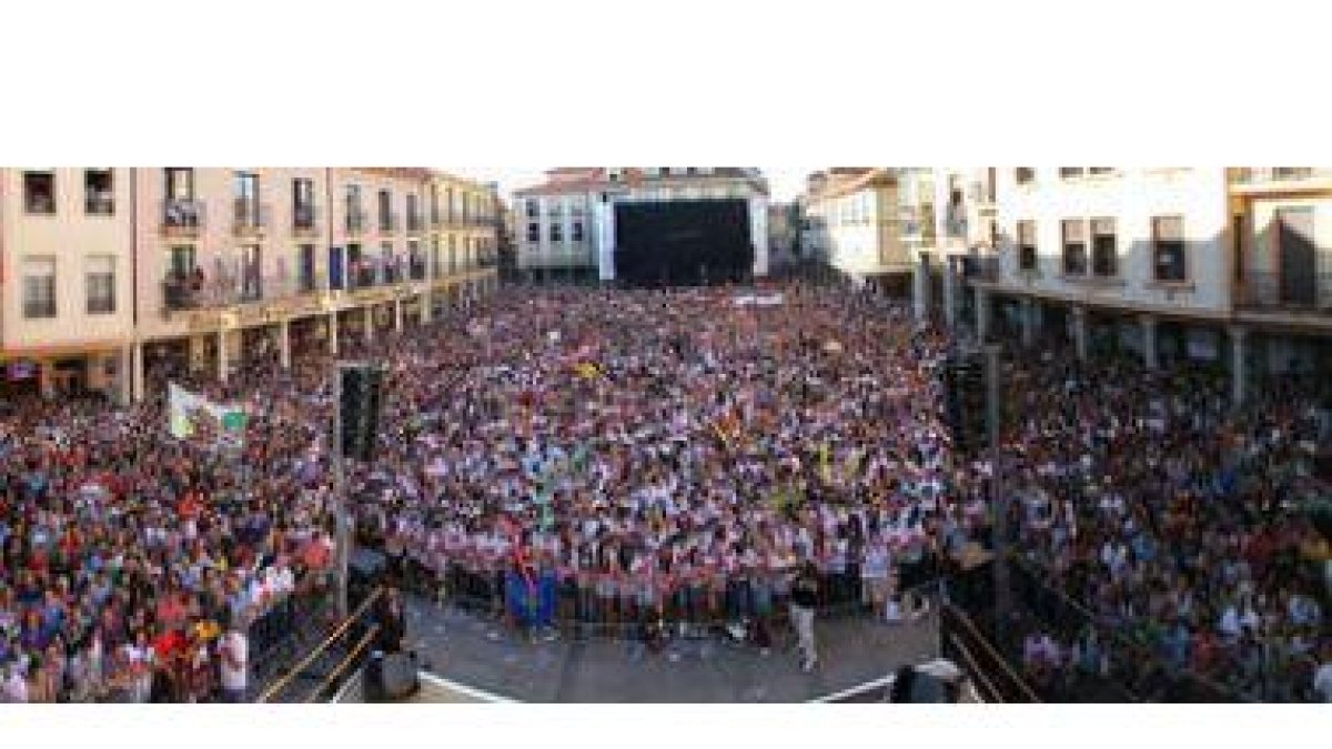 Impresionante imagen de la plaza Mayor abarrotada, durante la concentración para batir el récord