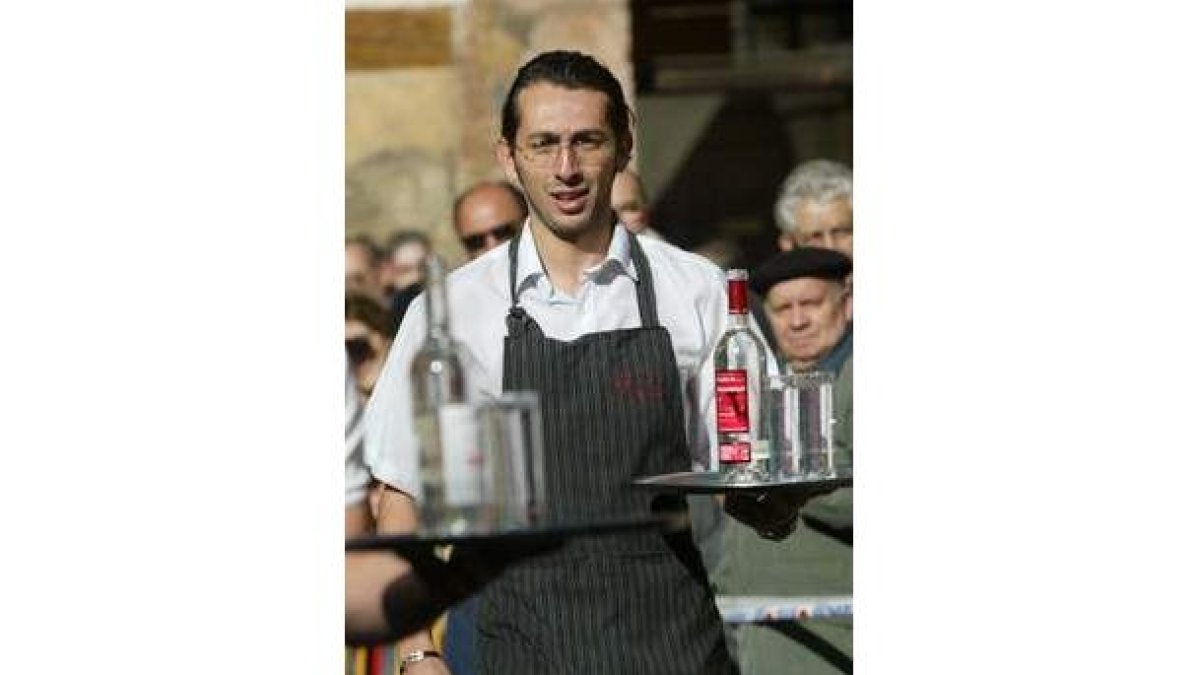 Los restaurantes y las cafeterías ya piden camareros.