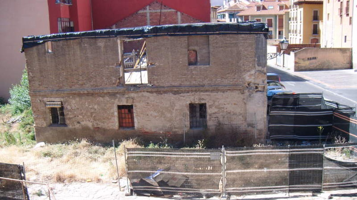 Imagen de la casa que se iba a rehabilitar para pisos de lujo y que hoy está abandonada.