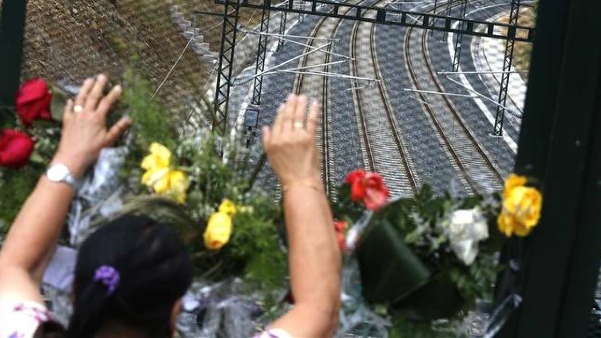 Flores cerca del lugar del accidente del Alvia, en julio del 2013.