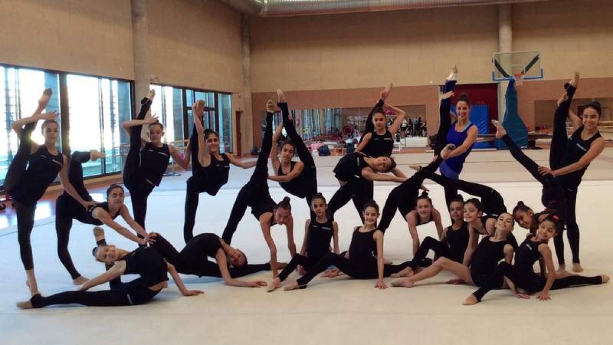 Las gimnastas participantes en la concentración con Carolina Rodríguez, Andrea Pozo y Sara Llana