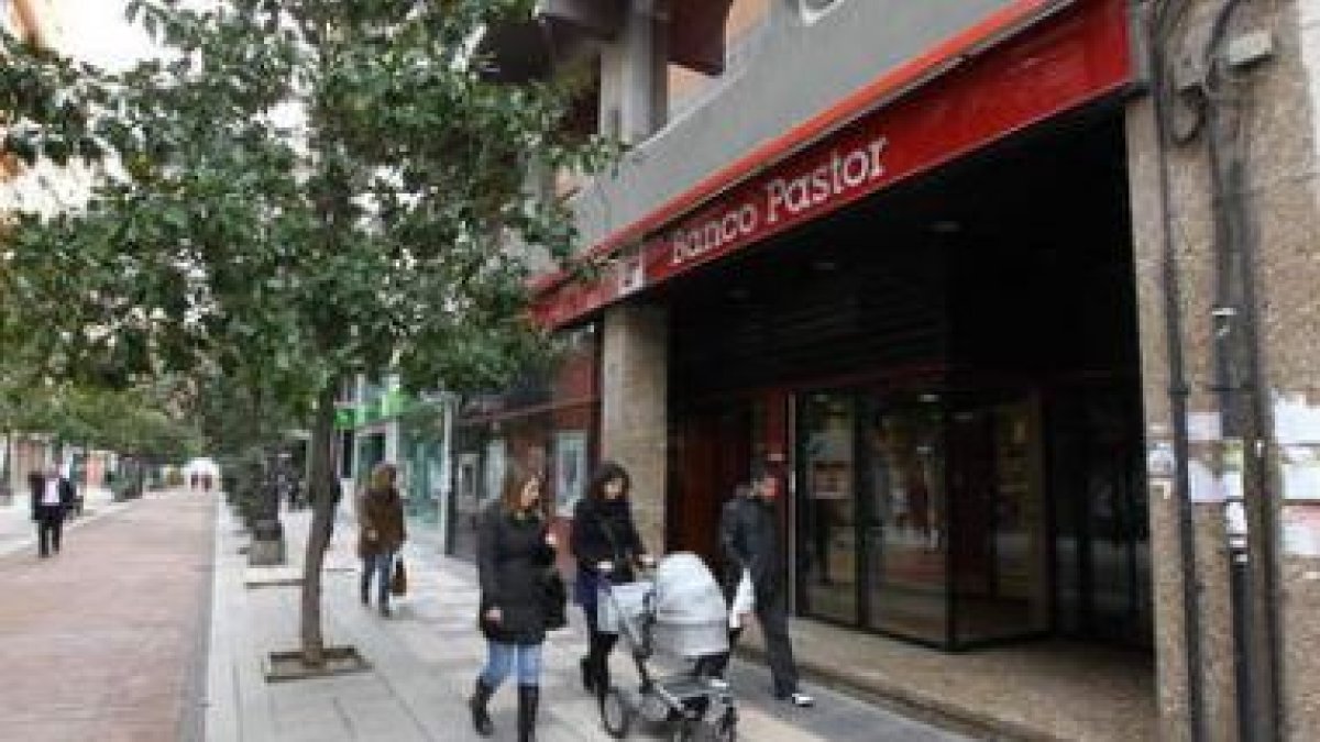 Sucursal del Banco Pastor en la avenida de España.