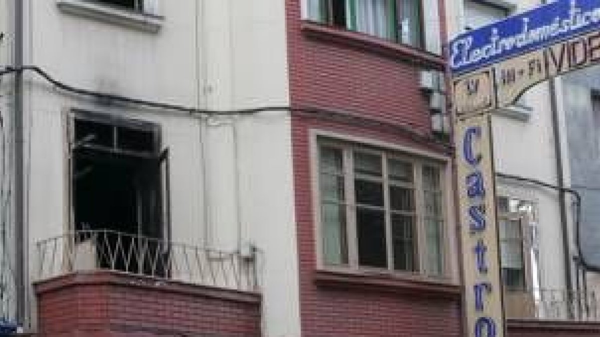 El incendio calcinó varias habitaciones del primer piso del número 16 de la calle Gómez Núñez