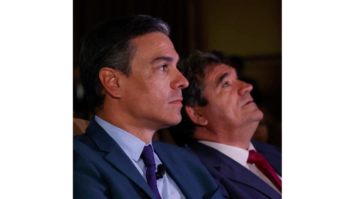 Pedro Sánchez con el ministro Escrivá. CHEMA MOYA