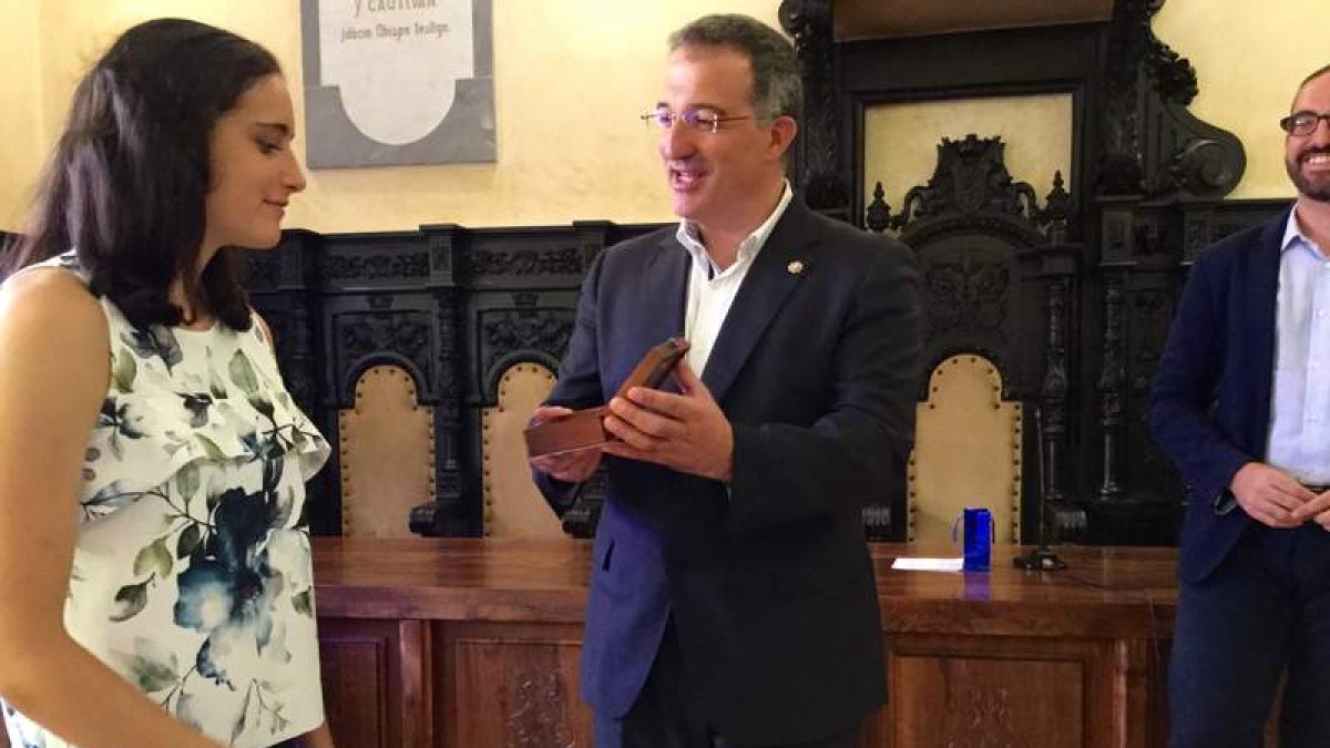 El alcalde concedió la medalla de la ciudad a la jugadora. DL