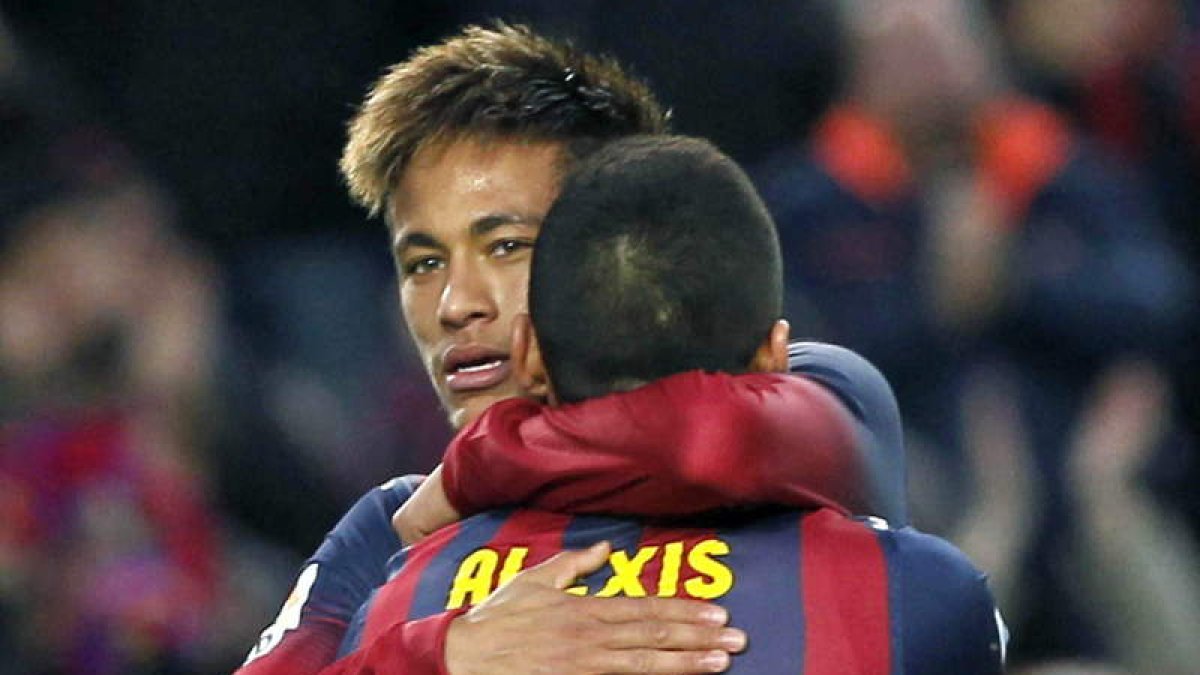 Alexis Sánchez celebra la consecución del tercer gol de su equipo con su compañero Neymar.