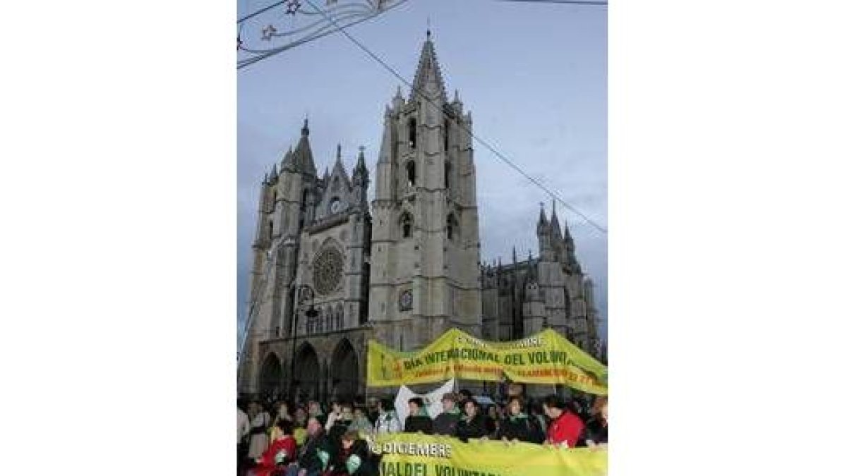 Los participantes en la Marcha del Voluntariado posan ante la Catedral