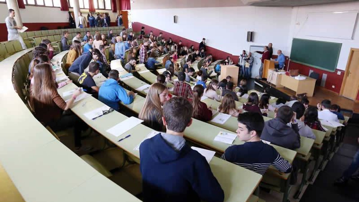 Estudiantes en un aula de la Universidad de León.