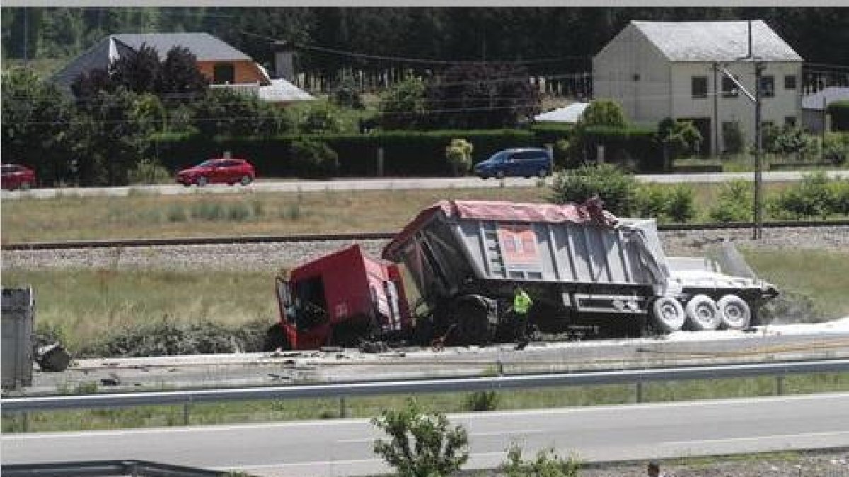 Estado en el que quedó uno de los camiones tras el accidente.