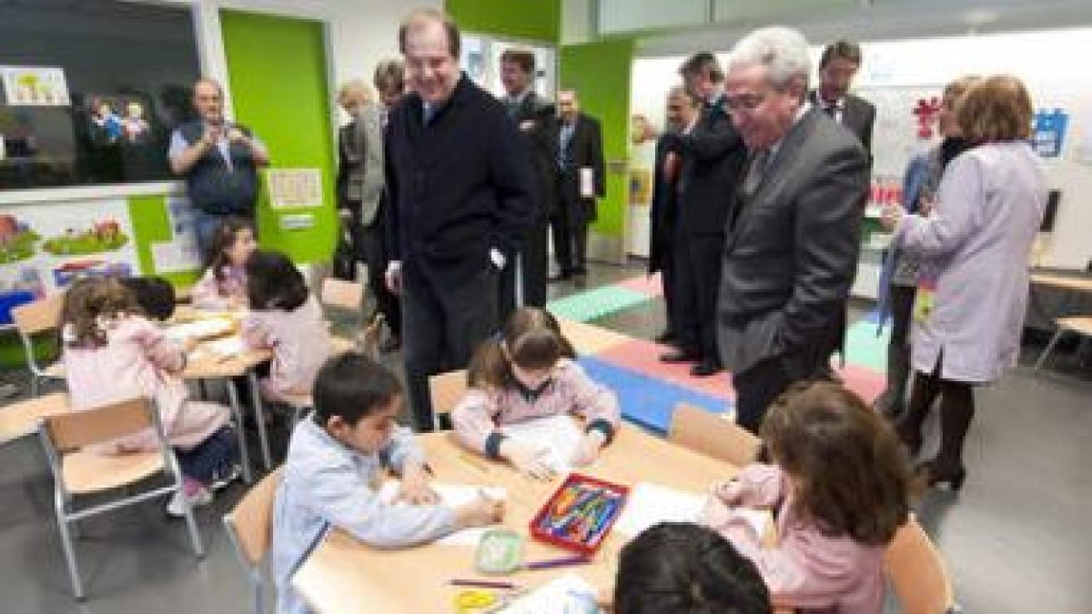 Herrera, en un momento de la visita al colegio Sierra de Atapuerca de Burgos.