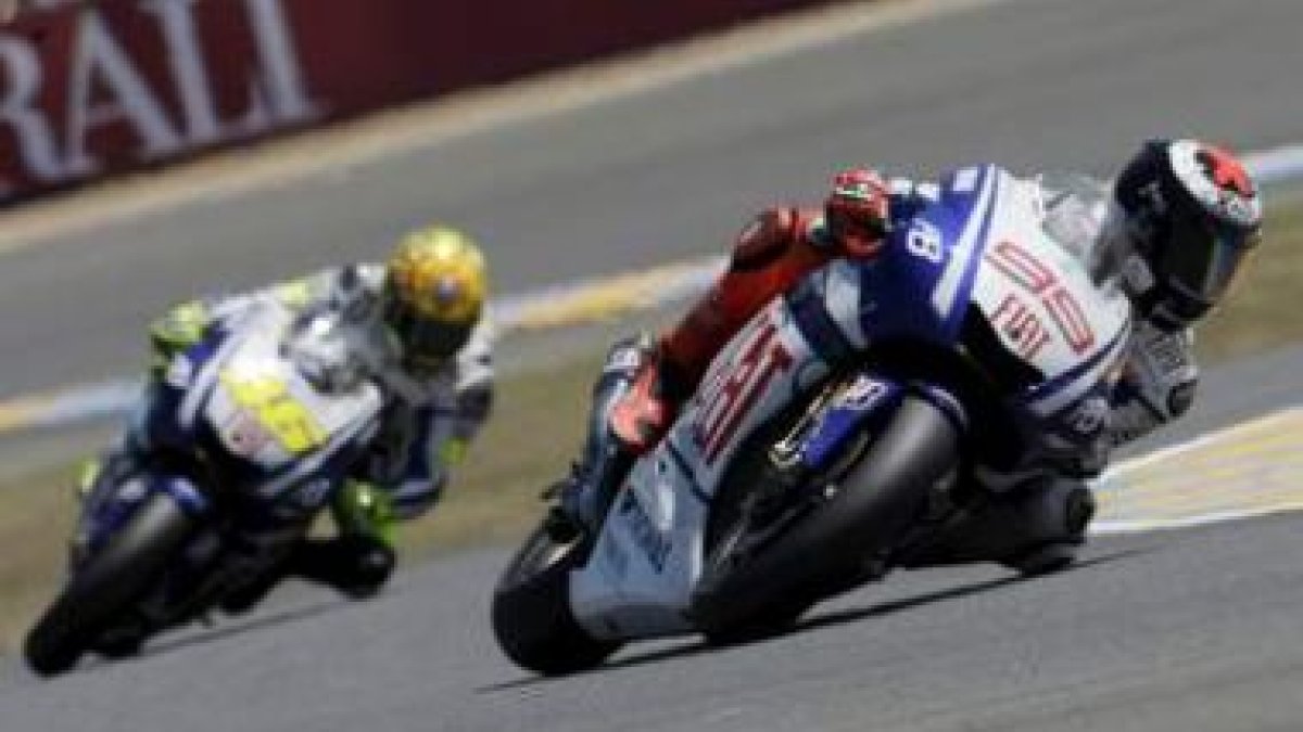 Lorenzo (99) comanda la carrera de MotoGP por delante de su máximo rival para el título, Rossi (46)