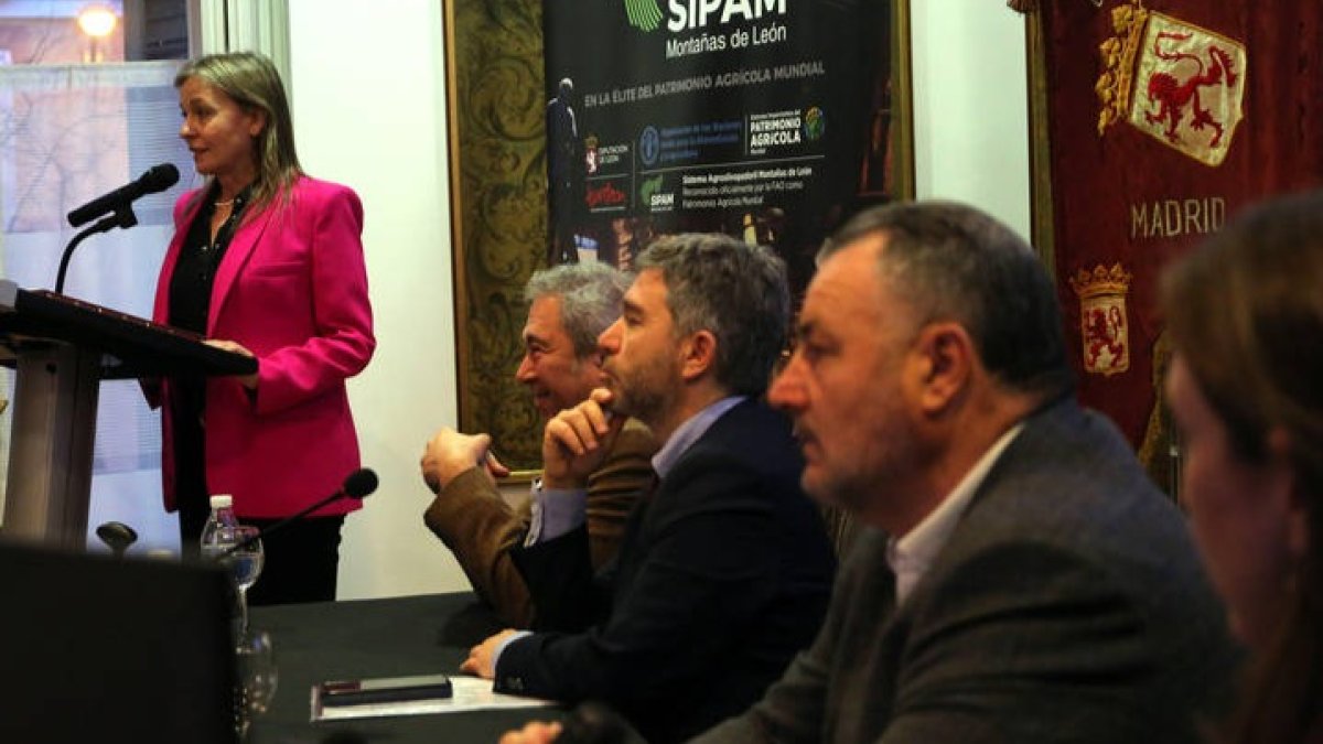 Eduardo Morán, en primer plano, durante la presentación en la Casa de León en Madrid. BENITO ORDÓÑEZ