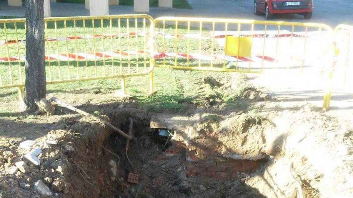 El socavón aparecido hace casi un mes ha ido creciendo. DL