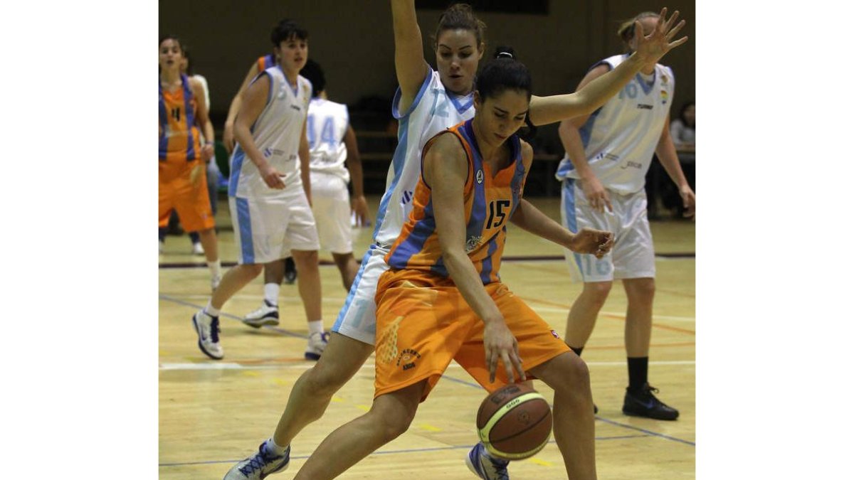 Sandra Martínez rindió a un notable nivel en el juego interior.