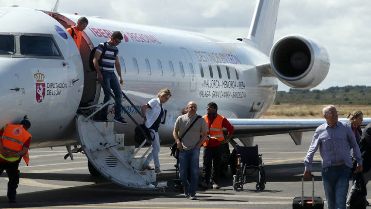 Llegada de un avión al aeropuerto de León. RAMIRO