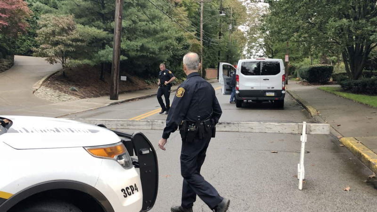 Despliegue policial en las cercanías de la sinagoga donde tuvo lugar el tiroteo. VINCENT PUGLIESE