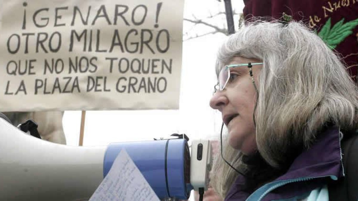 La representante de Ecologistas en Acción, Ángeles Murciego, durante el paseo reivindicativo y poético por la Plaza del Grano de León.