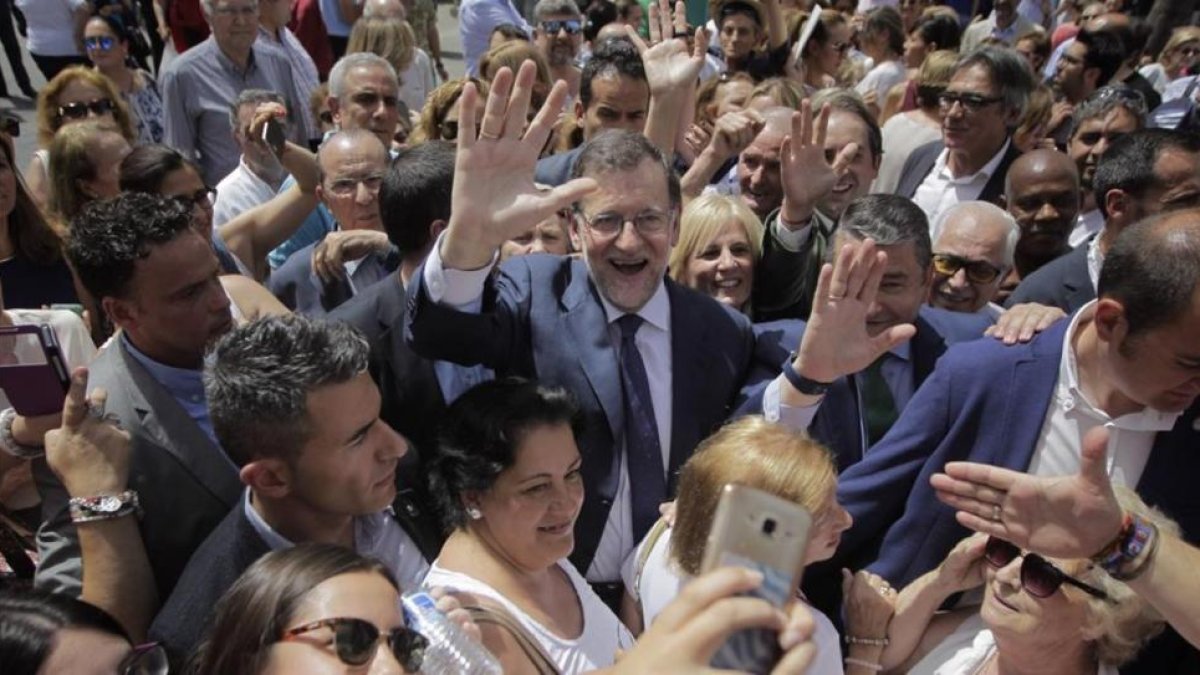 El líder del PP, Mariano Rajoy, este miércoles en un paseo por Jerez de la Frontera.