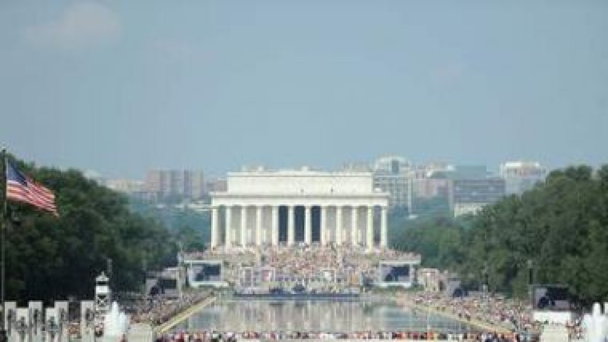 Miles de seguidores del Tea Party reunidos en Washington.
