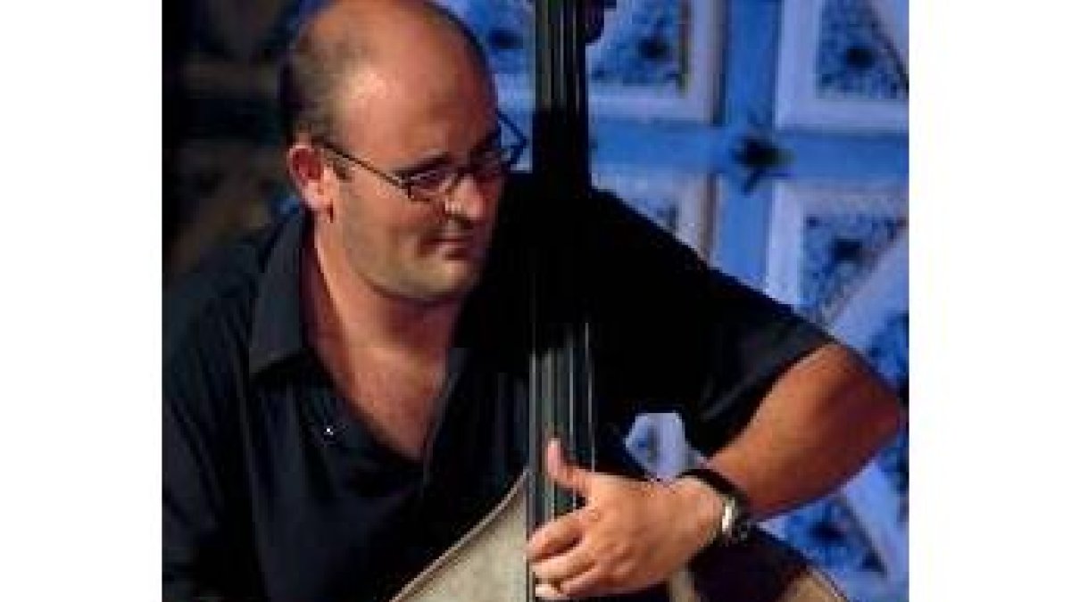 El contrabajista Óscar Pérez abrirá el festival con su grupo el día 28