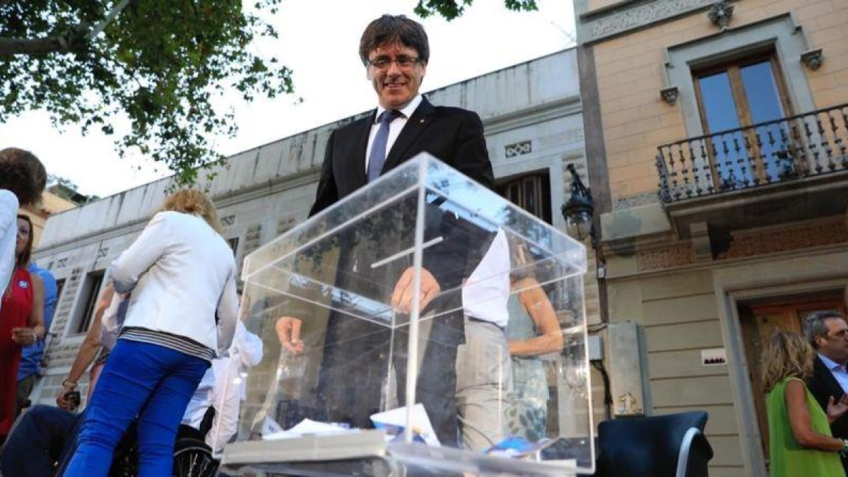 El presidente de la Generalitat, Carles Puigdemont, en un acto del PDECat en Barcelona.