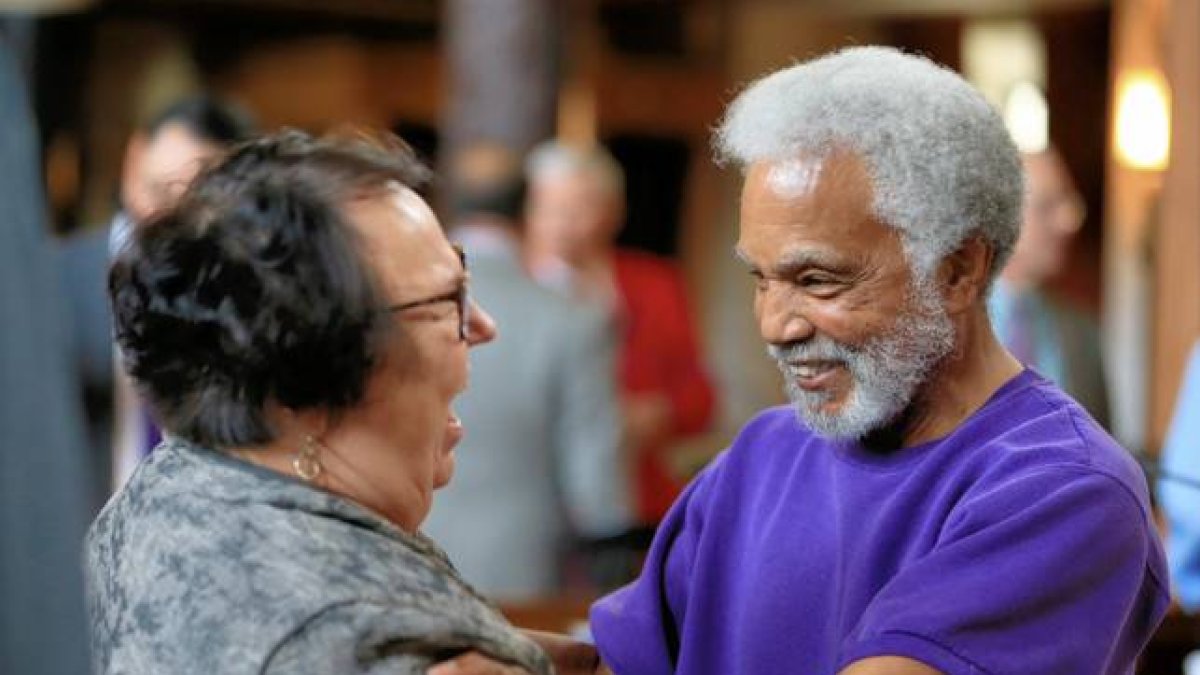 Los senadores Kathy Campbell y Ernie Chambers celebran el veto a la pena de muerte, el miércoles en Lincoln (Nebraska).