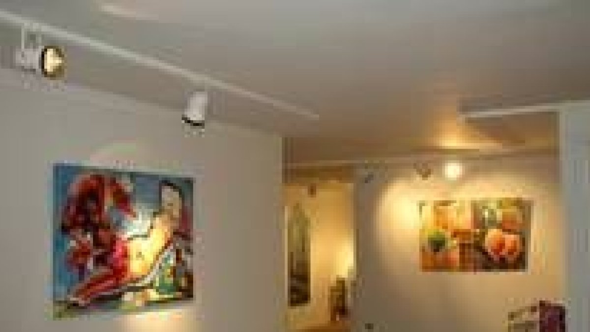 Algunas obras de la exposición que acoge la sala en la actualidad