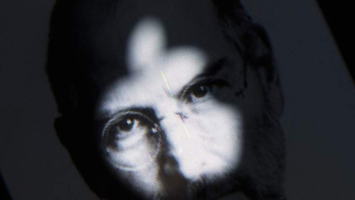 Una fotografía de Jobs ilustra la página de inicio de la web de apple, en un teléfono móvil iPhone.