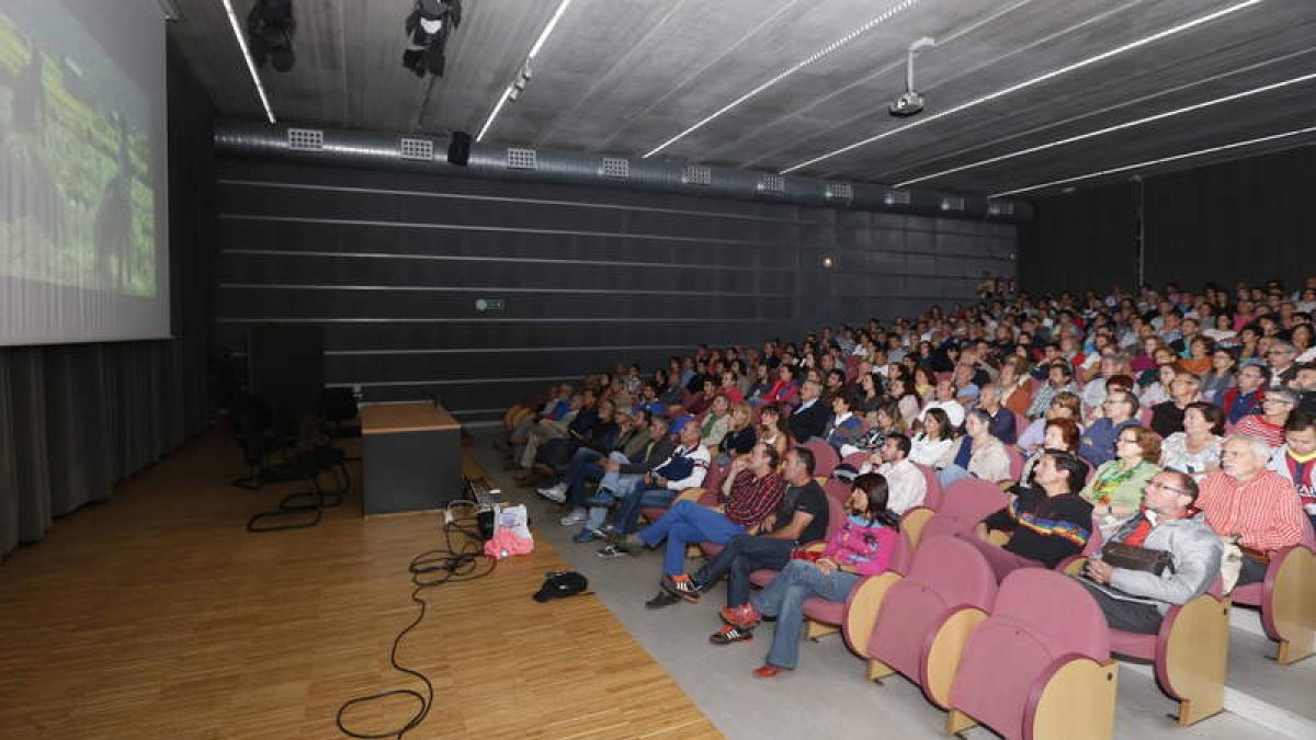 El audiovisual de Valentín Costo llenó el Salón de Actos del Centro Cívico Crucero