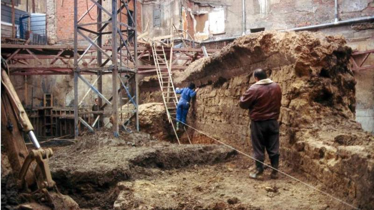 Imagen de los restos del anfiteatro romano hallados en la calle Cascalerías en el año 1994.