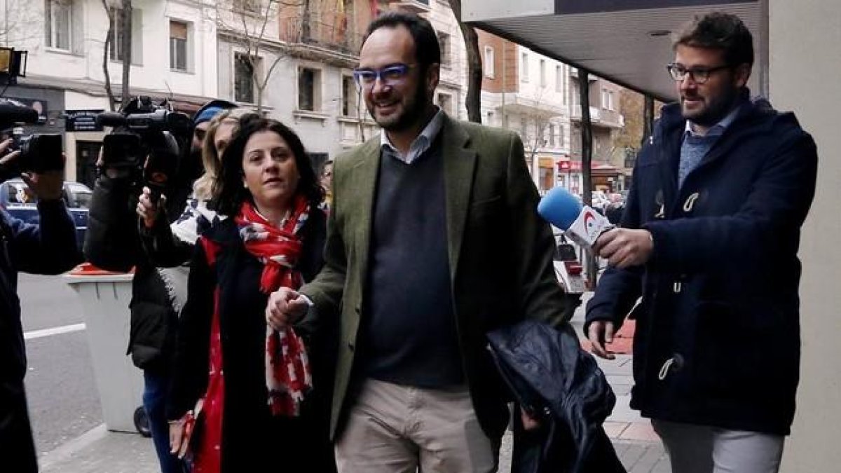 Antonio Hernando, en diciembre, ante la sede madrileña del PSOE.