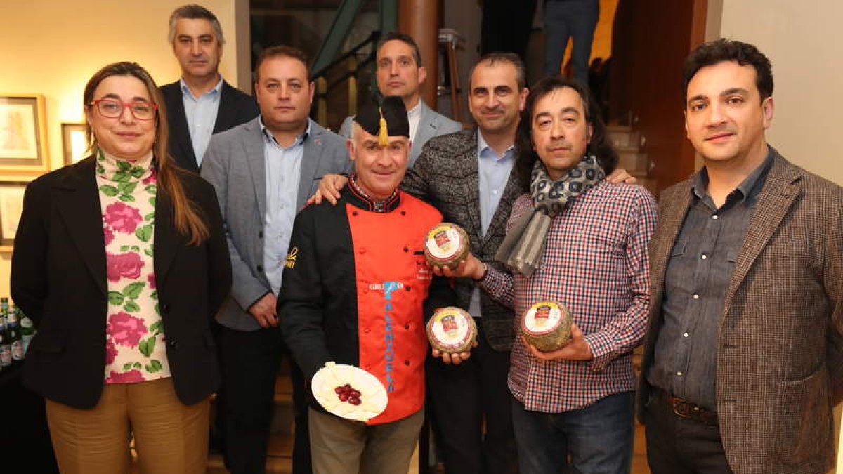 El equipo de Palenzuela con el queso Cazurrín. RAMIRO