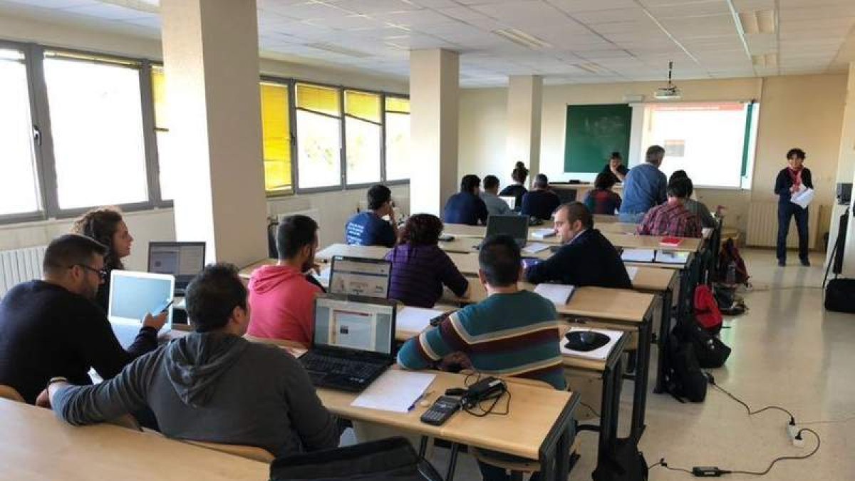 Estudiantes del máster, en una de sus clases. DL
