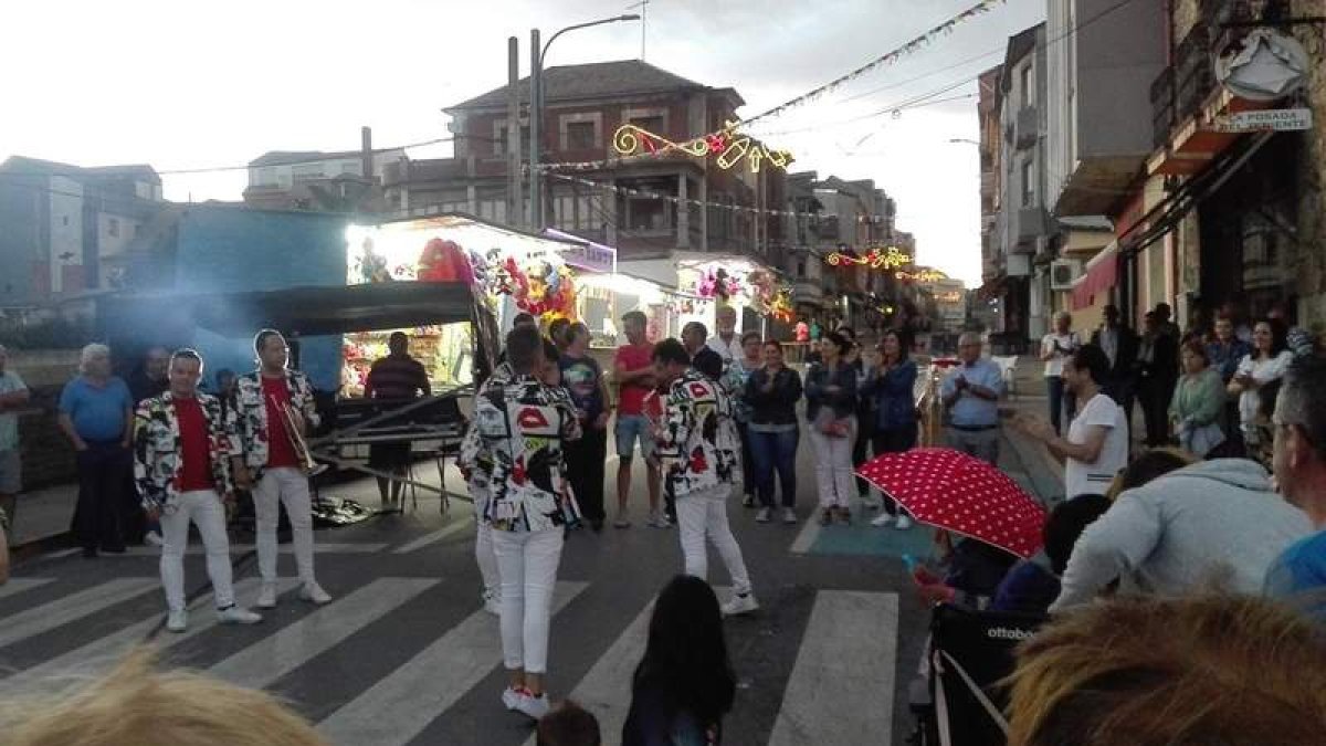 Las charangas volverán a la calle, como en esta imagen de 2019, pero con total seguridad. AYTO TORAL