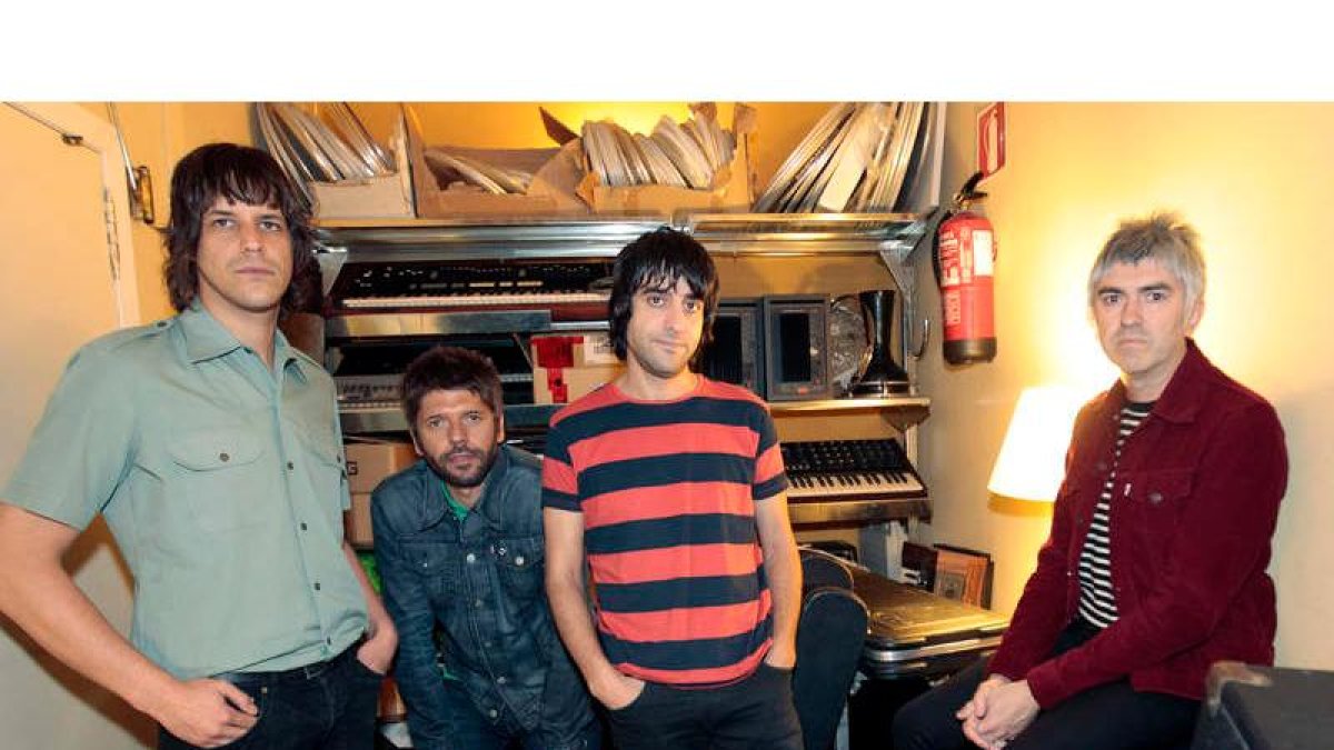El cantante leonés Alejandro Díez (derecha), con los integrantes de su grupo.