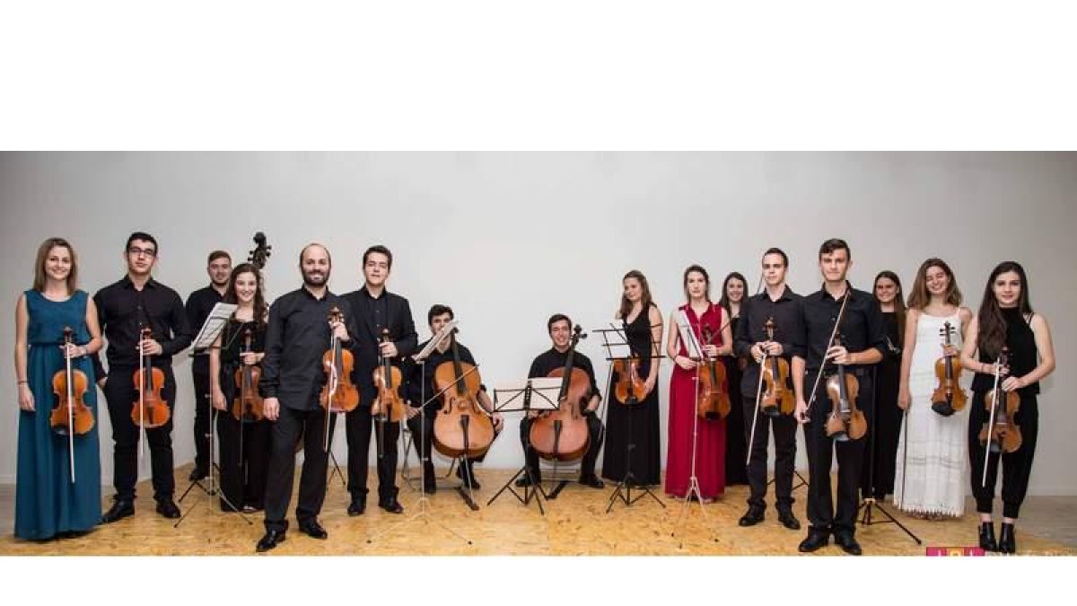 Foto de familia de los integrantes de la Camerata de la Joven Orquesta Leonesa. MARÍA DÍEZ