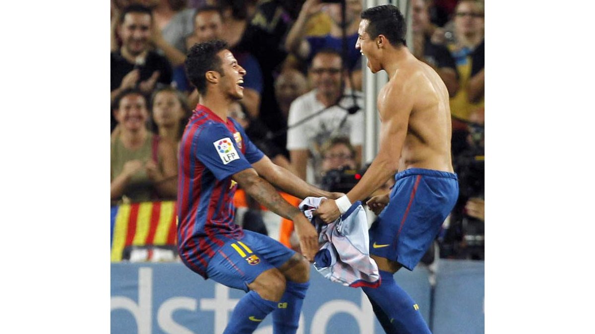 Alexis Sánchez, derecha, celebra con Thiago un gol culé.