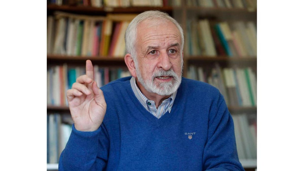 El catedrático de Lingüística y miembro de la RAE Salvador Gutiérrez. JESÚS F. SALVADORES