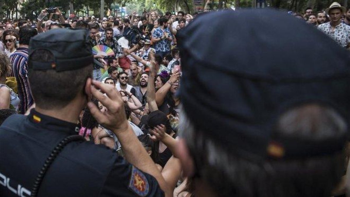La Policía Nacional, frente a los asistentes al Orgullo LGTBI que protestaban por la presencia de Ciutadans en la manfiestación.