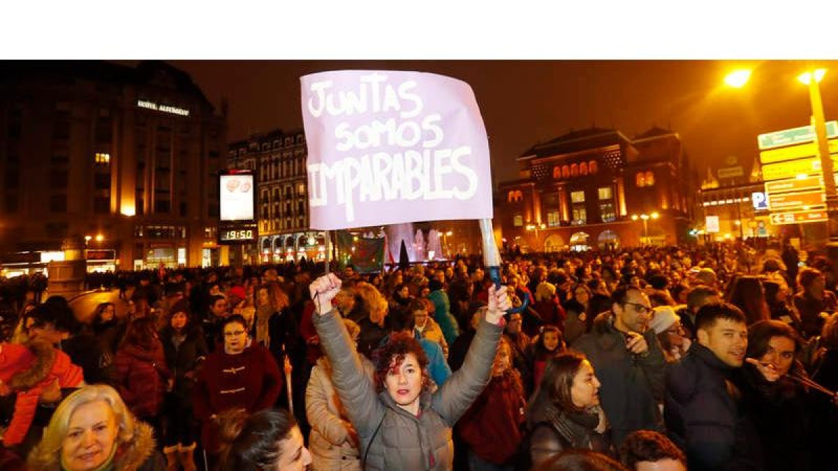 Miles y miles de mujeres, apoyadas también por muchos hombres, salieron ayer por la tarde a las calles de la ciudad en un acontecimiento histórico.