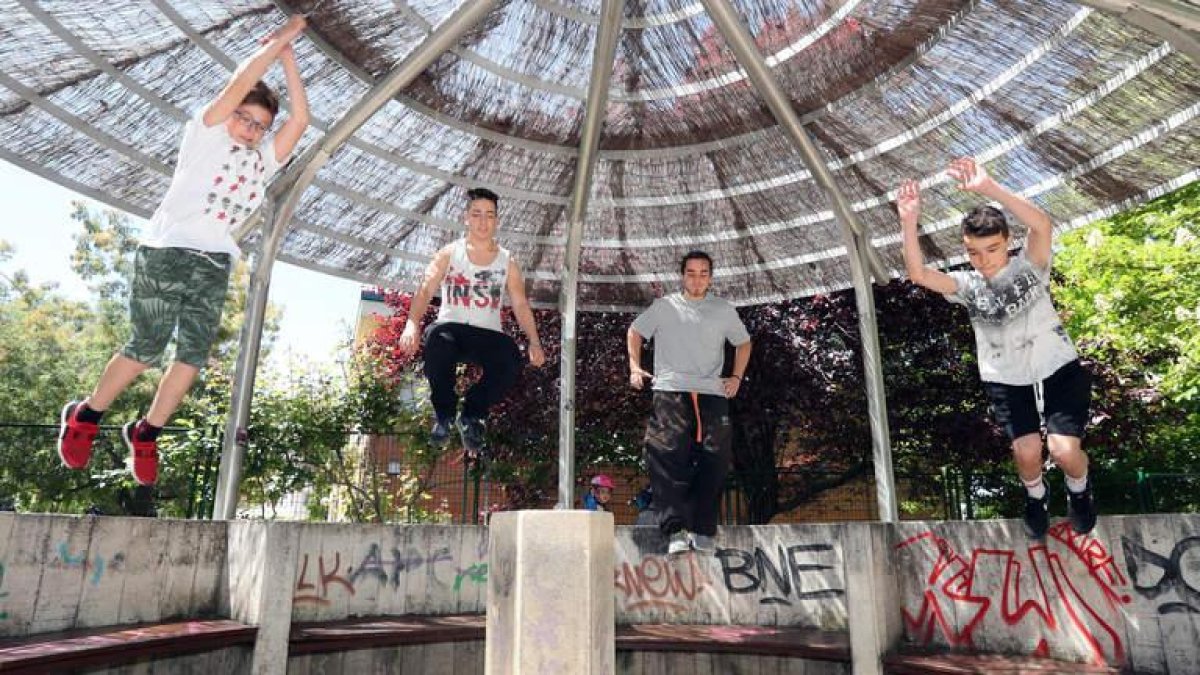 Algunos de los ‘traceurs’ de Ponferrada, entrenan en las inmediaciones el colegio del barrio de los Judíos.